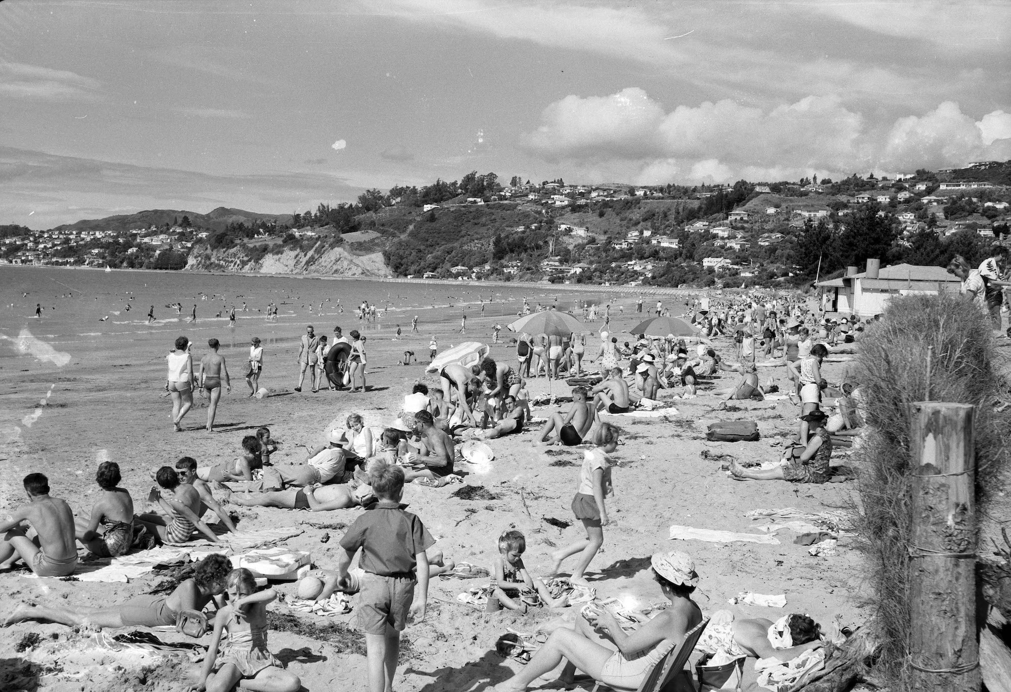 Crowd at Tahuna Beach photo courtesy Nelson Provincial Museum